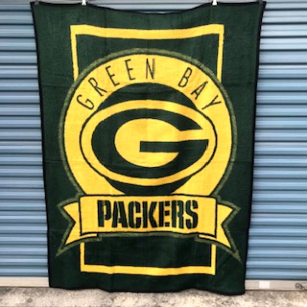 Green Bay Packers Size: 60'' x 80'' Cozy Plush Throw Blanket . New in Packaging